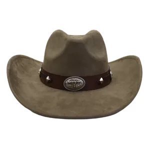 Detalles del sombrero de vaquero de ante marrón con hebilla de metal y banda con tachuelas.