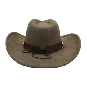 Clásico sombrero de vaquero western de ante sintético con banda de cuero y tachuelas.