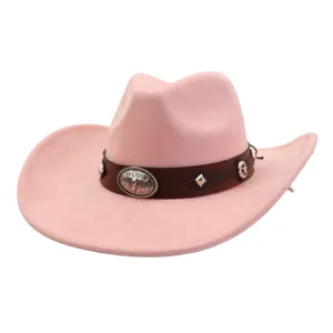Sombrero de vaquero de ante rosa con banda de cuero marrón y hebilla, vista detallada del estilo.