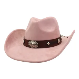 Vista detallada del sombrero de vaquero western de ante rosa con cinta marrón y tachuelas de metal.