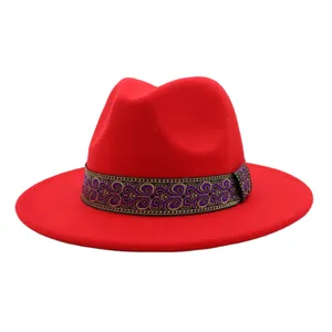 Vue détaillée du chapeau fedora en laine rouge avec un élégant bandeau à motif violet et doré.
