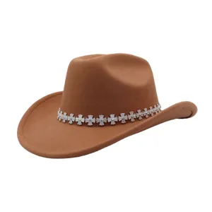 Detaillierte Nahaufnahme des braunen Wollfilz-Cowboyhuts mit dem silbernen Kreuz-Strassband.