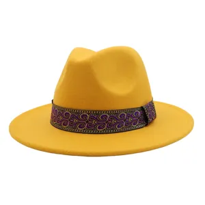 Chapeau fedora élégant en feutre jaune avec un beau ruban à motifs pour femmes et hommes.