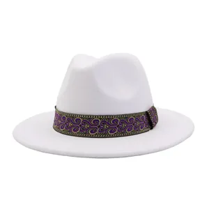 Gros-plan sur le détail du chapeau fedora à large bord avec un élégant ruban à motif violet et or.