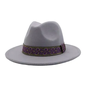 Gros plan détaillé du chapeau fedora en laine grise avec son ruban décoratif violet et or.