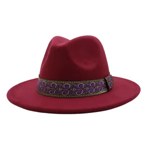 Détail chapeau fedora en laine bordeaux, élégante bande à motif tourbillon, bord plat.