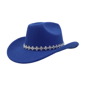 Detailaufnahme des blauen Wollfilzhuts mit glitzerndem silbernen Strass-Kreuz-Dekorband.