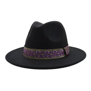 Chapeau fedora noir en laine avec ruban motif violet or, large bord plat style jazz chic.