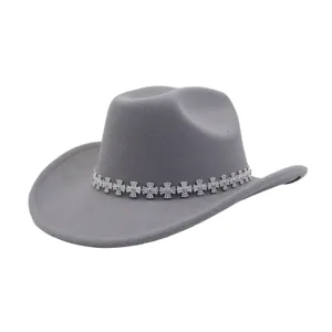 Grauer Filz Cowboyhut Detail, metallischer Kreuz Band Besatz, westlicher Jazzhut Nahaufnahme.