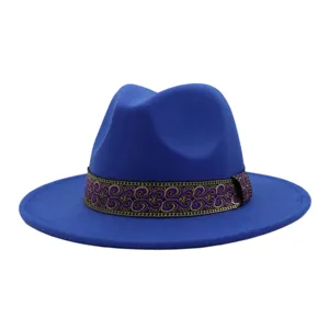 Chapeau feutre fedora bleu avec élégant ruban à motif violet et doré pour femme et homme.