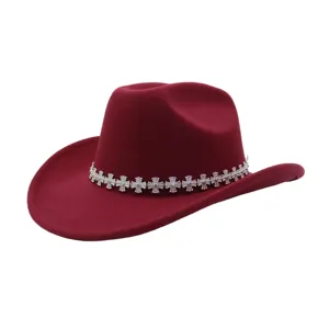 Roter Woll-Cowboyhut Detail, silbernes Kreuz Metallband Dekor, stilvoller Fedora Hut Nahaufnahme