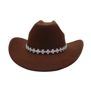 Brauner Wollfilz Cowboyhut mit silbernem Kreuz Metallband für Herbst und Winter Mode.