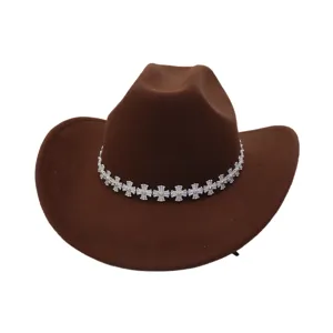 Detailaufnahme eines braunen Western-Cowboyhuts mit auffälligem silbernem Kreuz-Metallband.