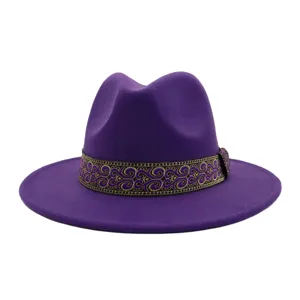 Chapeau fedora en laine violette élégant avec bande tissée, parfait pour la mode d'automne.
