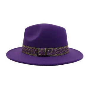 Chapeau fedora violet avec détail de bande tissée or et violet pour look élégant.