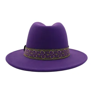 Vue de détail rapprochée de l'élégant chapeau fedora en laine mauve avec un beau ruban.