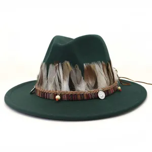 Primer plano detallado del sombrero fedora de fieltro verde oscuro con banda étnica y plumas.