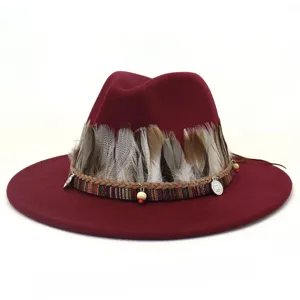 Sombrero fedora de lana burdeos para mujer, elegante ala ancha con plumas y cinta étnica.