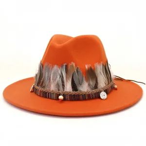 Sombrero fedora de lana naranja de estilo étnico con cinta tejida, plumas, cuentas y dijes.
