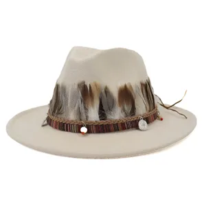 Sombrero fedora de fieltro beige con adorno de plumas bohemias y cinta trenzada.