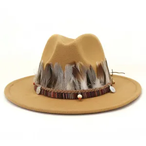 Primer plano detallado de un sombrero de fieltro color camello con cinta étnica y plumas.