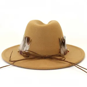 Primer plano del sombrero fedora de lana con plumas y cinta étnica textura fina.