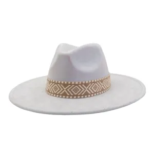 Grijs suède fedora hoed met beige geweven geometrische band, stijlvol breedgerand accessoire.