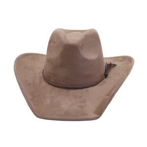 Detalle en primer plano del sombrero de vaquero de ante marron con banda y borla.