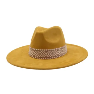 Gele suède fedora hoed detail, brede rand, etnisch geweven band, stijlvol hoofddeksel.