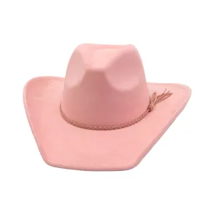 Detalle de sombrero de vaquero de ante rosa, con banda trenzada y adorno de borla lateral.