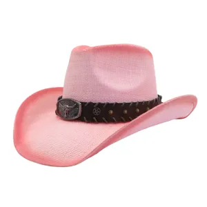 Primo piano del cappello da cowboy western rosa con fibbia di toro e nastro di rivetti.
