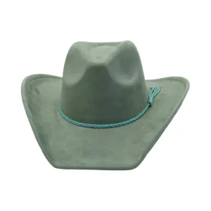 Primer plano detallado de sombrero vaquero de ante sintético suave con banda turquesa y borlas.