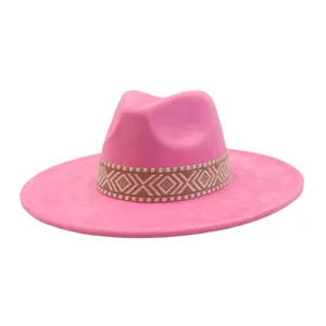 Gedetailleerd uitzicht op een stijlvolle roze suède fedora hoed met geometrische geweven band.