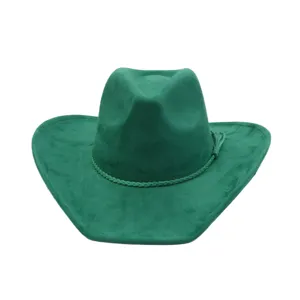 Vista detallada del sombrero de vaquero de ante verde con textura y borlas trenzadas.