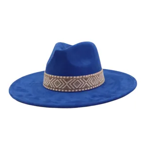 Close-up van de blauwe suède fedora hoed met een gedetailleerde geweven geometrische band hier.
