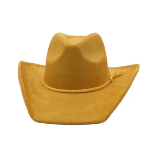 Vista detallada del elegante sombrero de cowboy de ante amarillo con cinta trenzada de borlas.
