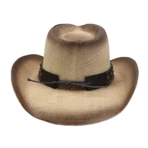 Primo piano del cappello da cowboy in paglia occidentale con sfumatura e fascia in pelle.