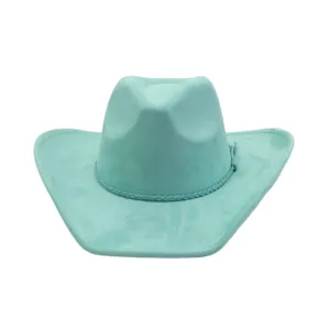 Vista detallada del sombrero de vaquero de ante verde menta con cordón trenzado y borlas.