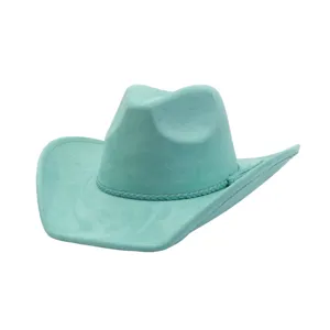 Primer plano del sombrero de vaquero de ante turquesa con cinta trenzada y flecos.