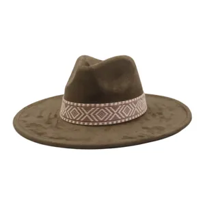 Close-up van donkerkhaki suède fedora hoed met geometrische geweven band, brede platte rand