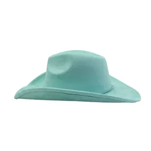 Detalle en primer plano de sombrero de vaquero de ante sintético turquesa, ala ancha.