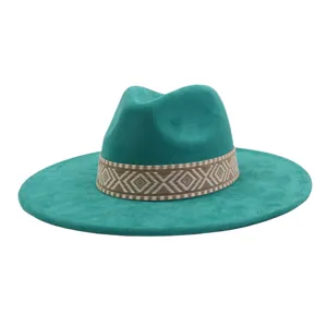 Gedetailleerd overzicht van een teal suède fedora hoed met een geometrisch patroonband.