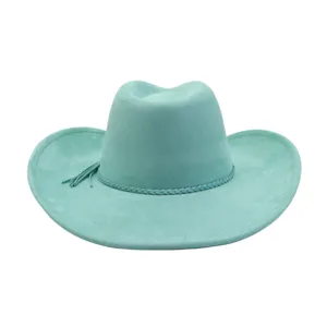 Detalle de sombrero de vaquero de ante turquesa con ala ancha, cinta trenzada y borlas.