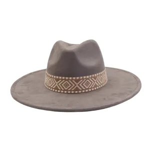 Detail van de grijze suède fedora hoed met geometrisch geweven band en stijlvolle brede rand.