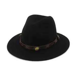 Sombrero fedora negro de ala ancha con cinturon de cuero marron y decoracion metalica jazz.