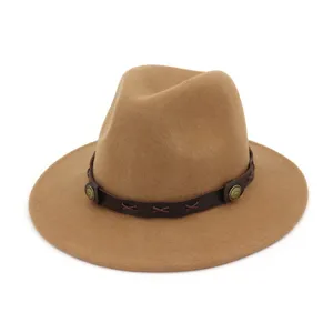 Sombrero fedora de lana camello clásico con banda de cuero marrón y detalles metálicos.