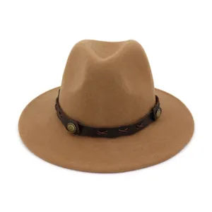 Clásico sombrero fedora de lana de ala ancha con cinturón de cuero marrón y botones.