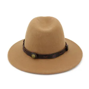 Vista detallada del sombrero de fieltro de lana de ala ancha con correa de cuero y hebilla.