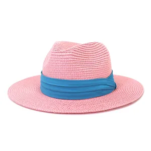 Chapeau de paille rose avec ruban bleu, chapeau soleil ideal pour la plage et l'ete chaud.