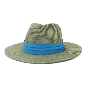 Chapeau de paille vert avec ruban bleu, élégant chapeau de soleil pour l'été à la plage.